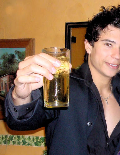 ordeñando la próstata obligada a comer semen