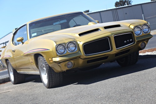 francescolt:1971 Pontiac GTO JudgeThat tach on the hood is...