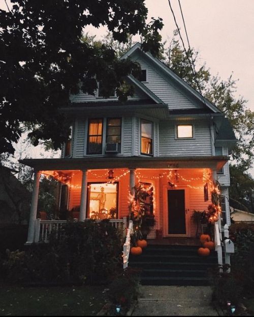 breathing-in-autumn-air:Halloween is coming