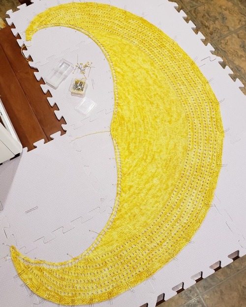 knitting knitter fo spindrift shawl handdyedyarn handdyedsockyarn yarn blocking knittersofinstagram knitblr yarnlove yarnblr sheepsclothingyarnco honeycomb