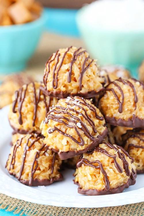 pinterestfoodie1992:NO BAKE SALTED CARAMEL COCONUT MACAROONS