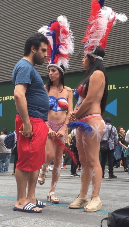 manbuttsofnyc:Dude was very excited to see these ladies