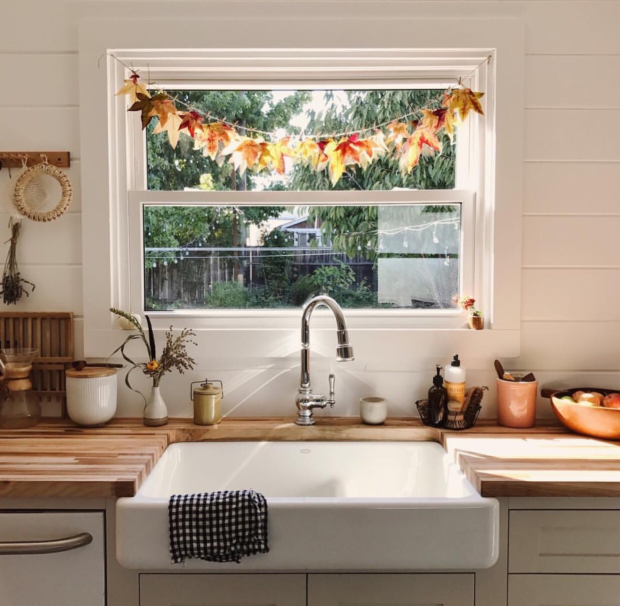 Маленькие окна в частном доме. Горизонтальное окно на кухне. Кухня с окном. Отделка окна на кухне. Кухня в доме с окном.