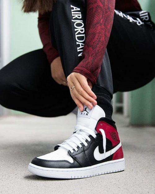 jordan 1 noble red outfit