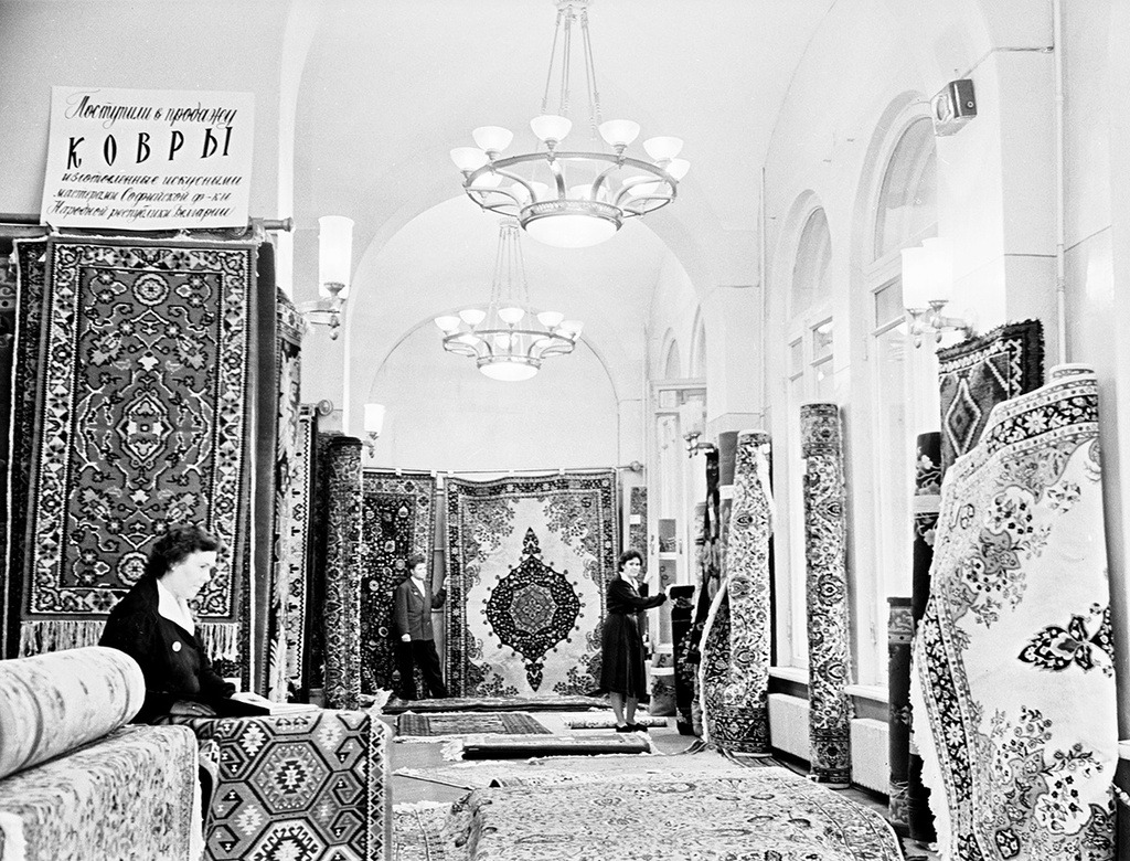 Selling Bulgarian rugs in Moscow’s GUM (Main Department Store on the Red Square). April 8, 1961. Photo by Valentin Khukhlayev. (via)