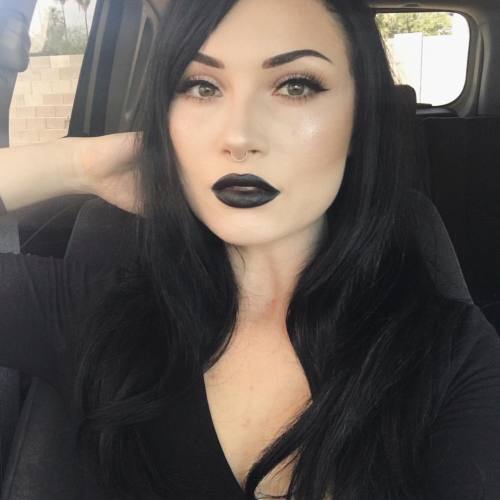 lilvixenmama:2017 needs more black lipstick.Yes indeed