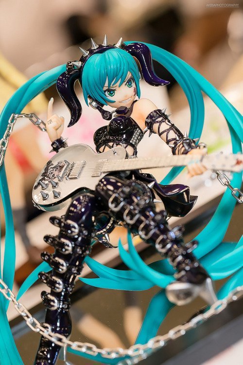 rock miku figure