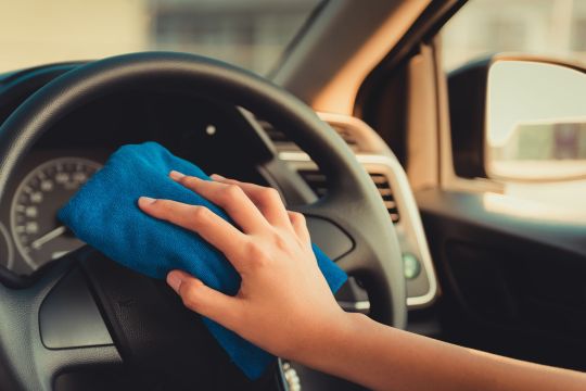 O volante pode ter mais bactérias que o vaso sanitário. Ensinamos como desinfetar o carro e diminuir o risco de contamicação por coronavírus.