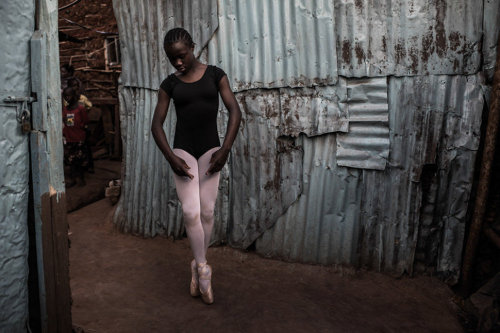 visualjunkee:Ballet dancers in the Kibera neighborhood of...