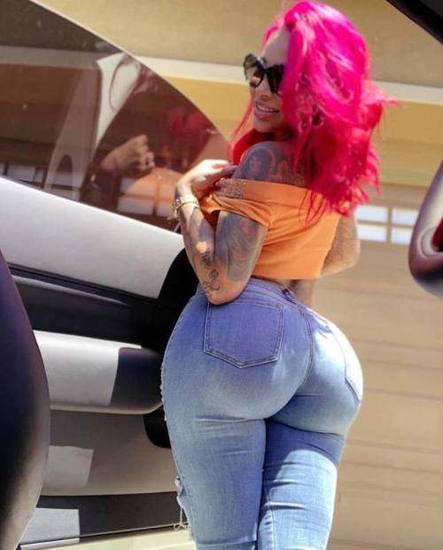 bubblebuttcity:Tight jeans bubble butt #bootyalert