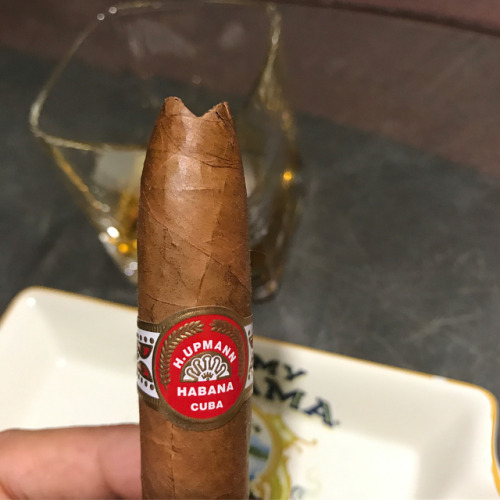 dadyserrano68:Para acabar el finD, H. Upmann Pirámide. #habano...