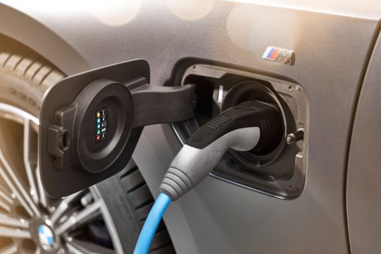 O carro híbrido plug-in na tomada - ele é mais viável que o elétrico convencional