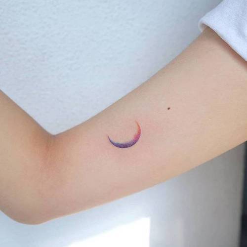 By Muha Lee, done in Seoul. http://ttoo.co/p/99058 spectrum;small;astronomy;micro;inner arm;tiny;ifttt;little;muha;crescent moon;minimalist;moon;experimental;other