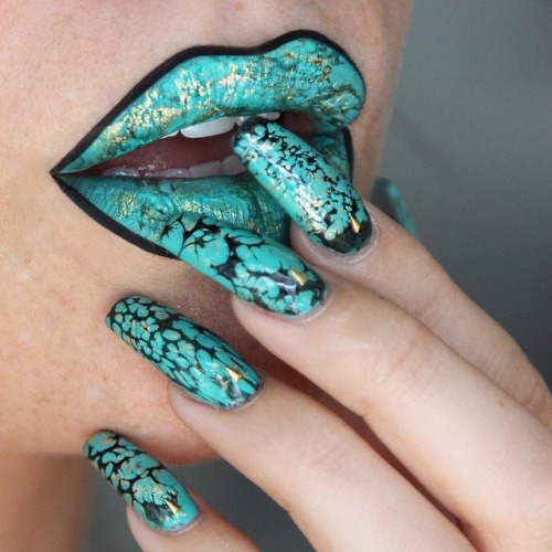 sixpenceee:Marble lips have been the latest trend on...