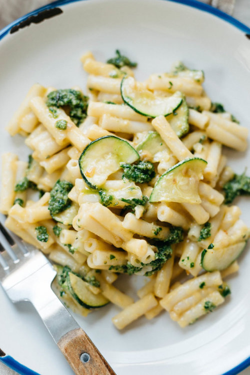 summer-squash-vegan-mac-n-cheese-with-herb-pesto