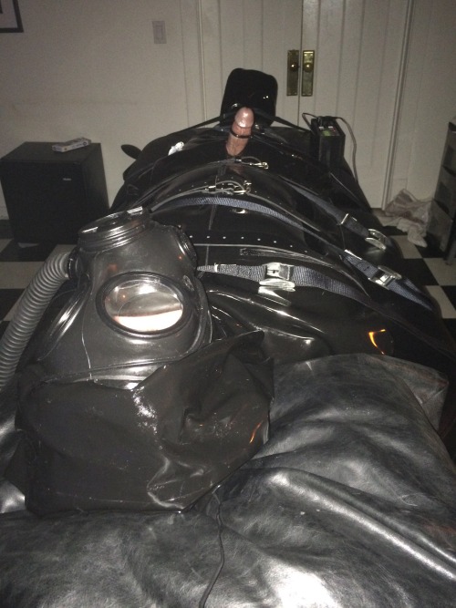 rubberkai:rubberelectropoppers:Fully rubberized subject...