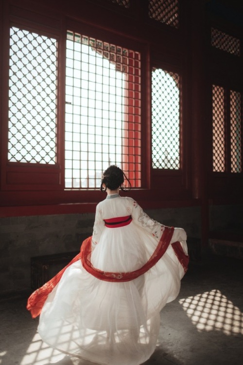 changan-moon:Traditional Chinese hanfu “ from behind in...