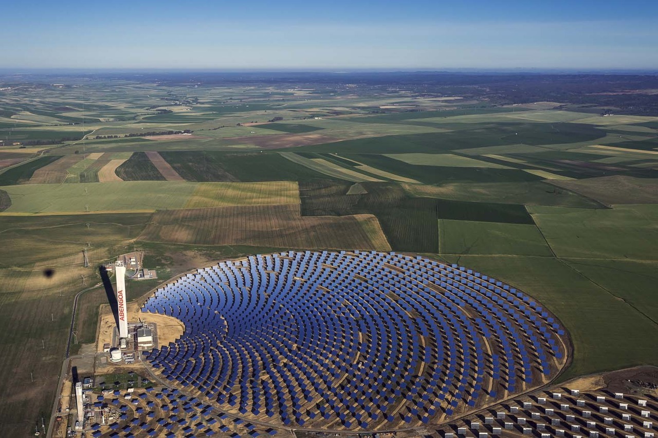 Solar Power Towers Instead of using photovoltaic... | Solarpunk Aesthetic