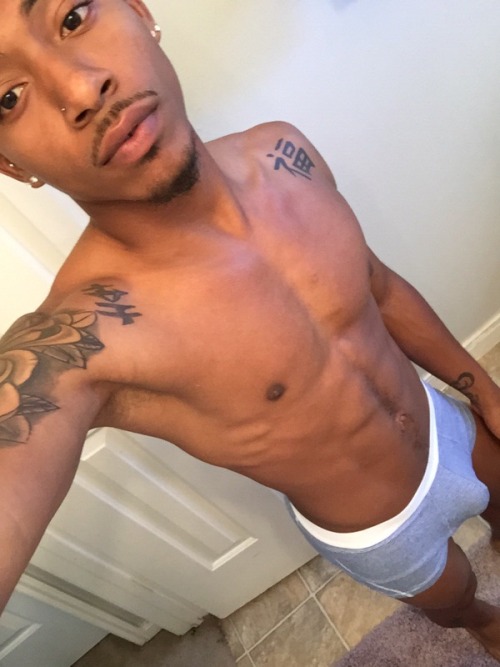 prettylboii:HmphThis sexy boii here