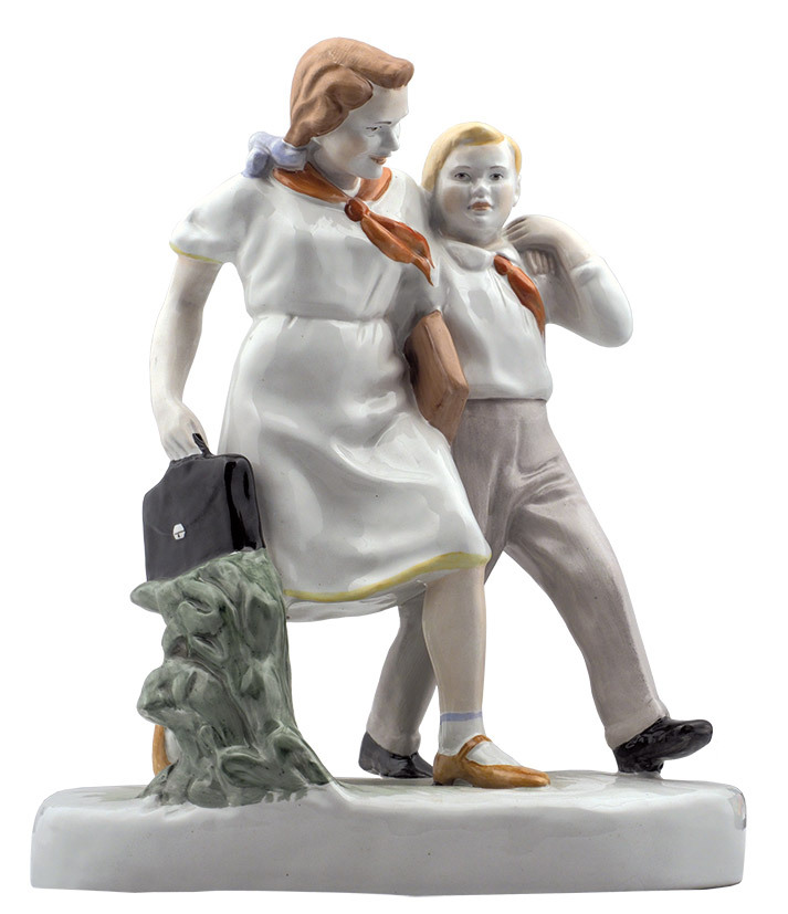 “Pioneers.” Porcelain figurine designed by Kazimir Ryzhov and produced at Lomonosov Porcelain Factory (USSR, late 1930s).