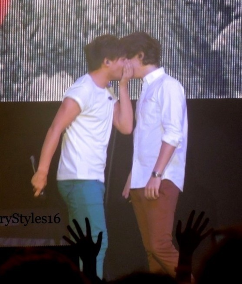 Луи Томлинсон поцелуй. Harry Styles and Louis Tomlinson Kiss.