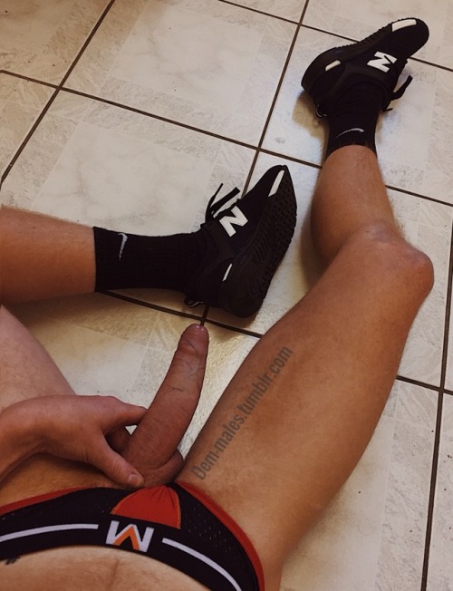 dem-males:Reblog if you want to suck my uncut aussie cock 