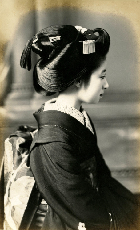 Maiko Momotaro - Sakkou Hairstyle 1920s (autor: Blue Ruin1) „„ Pierwotnie uważano, że nosi ją zamężne kobiety z klasy kupieckiej w późnym okresie Edo (1603–1868), począwszy od epoki Meiji (1868–1912), sakkou było fryzura noszona przez ...