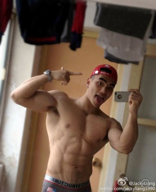 melaninmuscle:Jacky Liang and the selfie