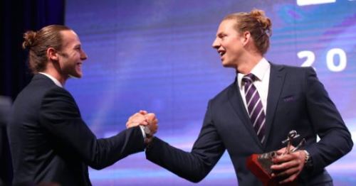 2018 Doig MedalNat Fyfe presents Ed Langdon with the Players...