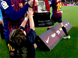 إحتفال برشلونة بلقب الدوري لموسم 2018/2019 في الكامب نو  Tumblr_pqpte2Qqls1uo4zhwo1_400