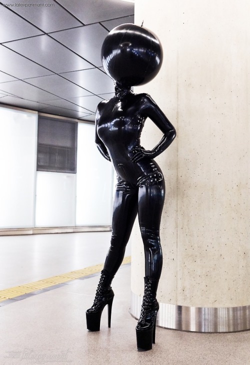 kinkygoethe:Heavy rubber doll! ♥by Latexperiment.com