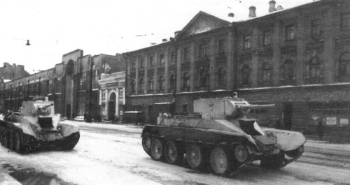 waffenss1972:BT-5 tanks are sent to the front along Volodarsky...