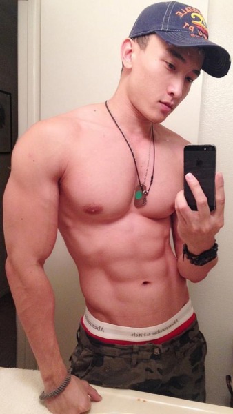 He’s got such a dramatic v-shape it almost looks photoshopped. #BigPecs #SmallWaist