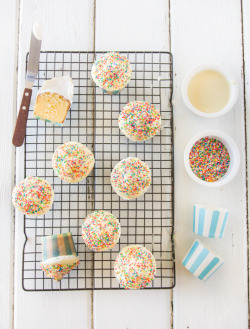 White Chocolate Hi-Hat Cupcakes | RaspberriCupcakes