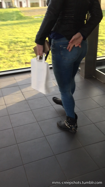 mms-creepshots:Nice sexy ass in skinny jeans <3