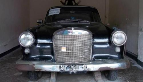 Mercedes-Benz fintail 190. Year: 1960’s.single carburetor...