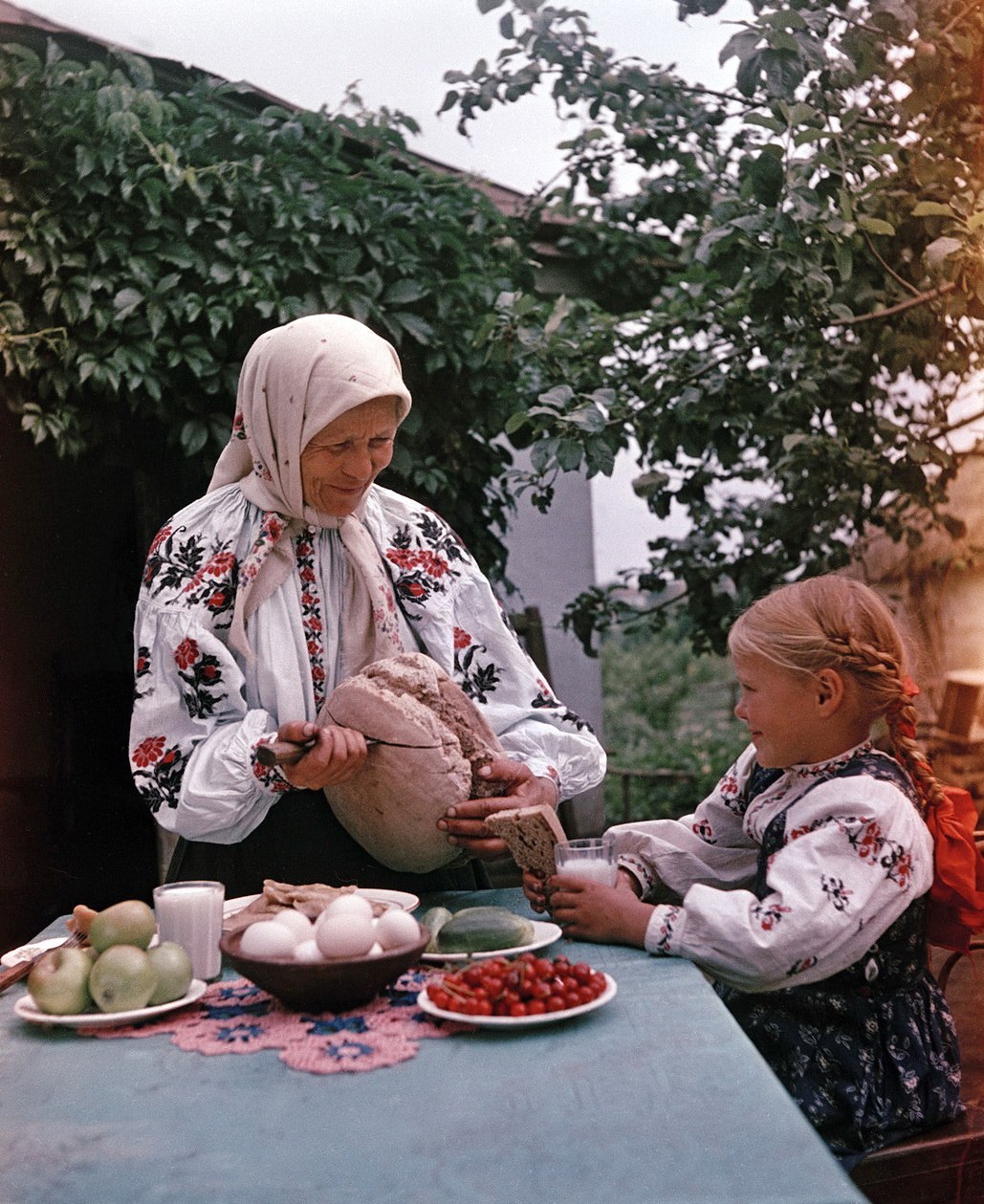 Ukraine. Breakfast. Photo by Semyon Fridlyand (1950s)