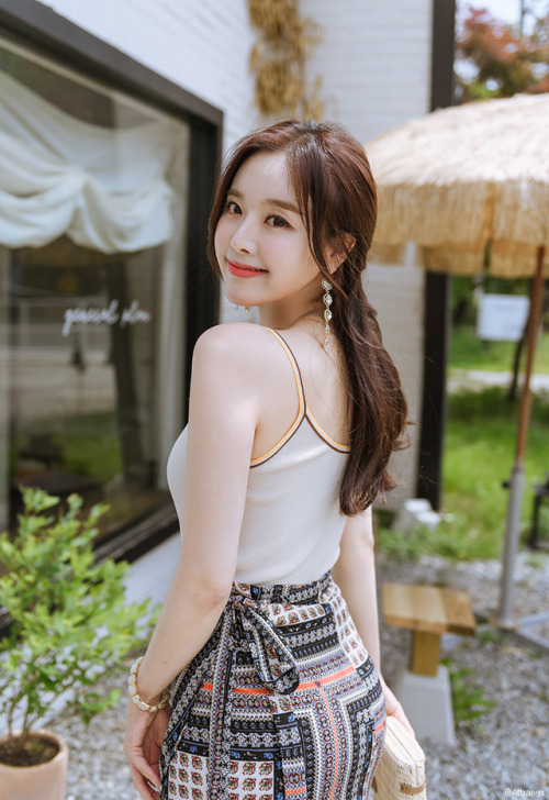 korean-dreams-girls:Kim Shin Yeong - June 05, 2018 1st Set