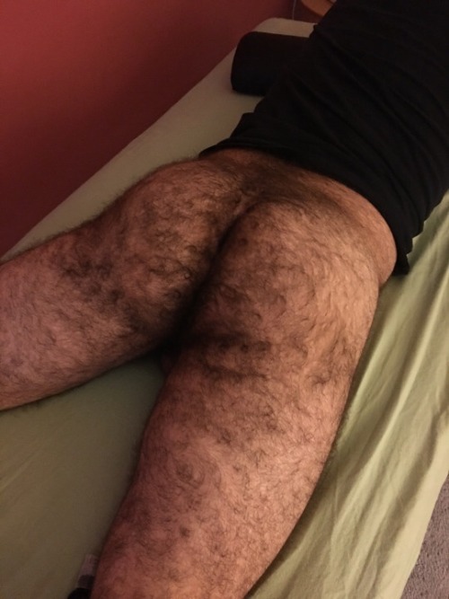 manlybush:I’d love to climb on top of this hairy butt 