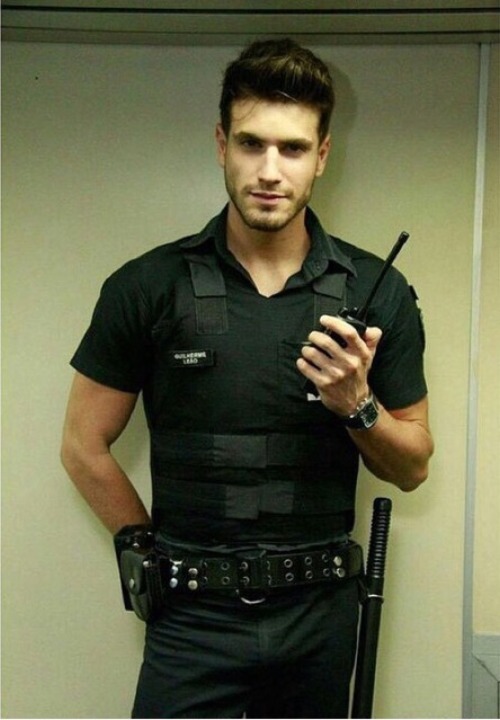 cuteboys-hotguys:wtf i never saw a policeman looking hot like...