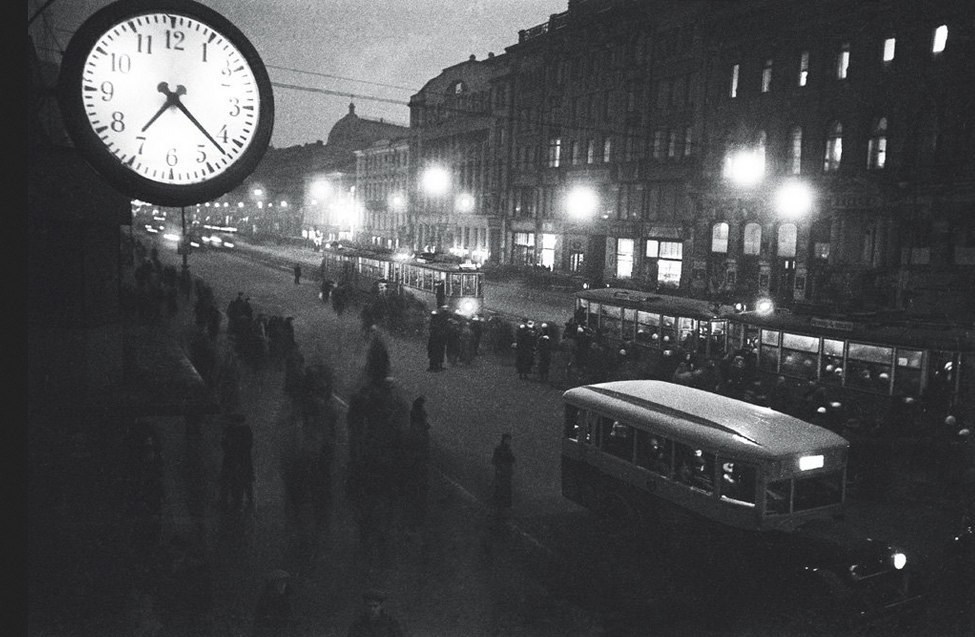 October 25 prospekt in Leningrad (Nevsky prospect in St Petersburg), photo by Yakov Khalip (1936)