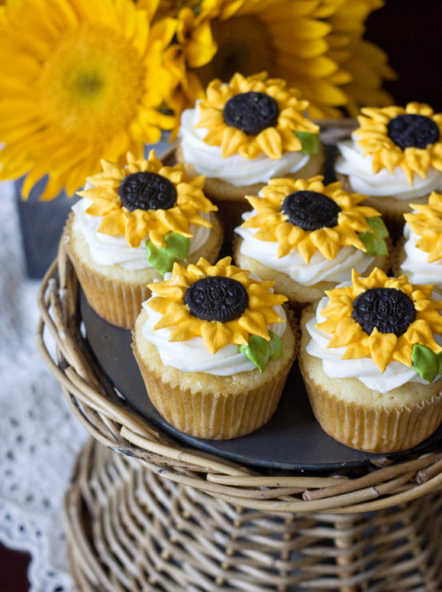 ugly–cupcakes:lemon sunflower cupcakes