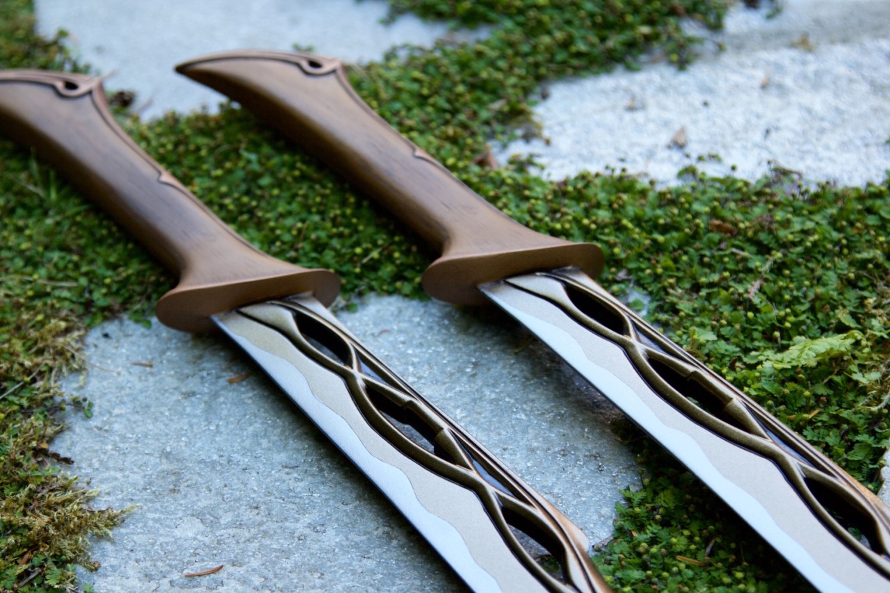 Tauriel’s Daggers from The Hobbit by Coregeek...