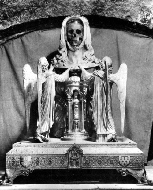 lucysskeleton:Marie Magdalene’s skull, reliquary by sculptor...