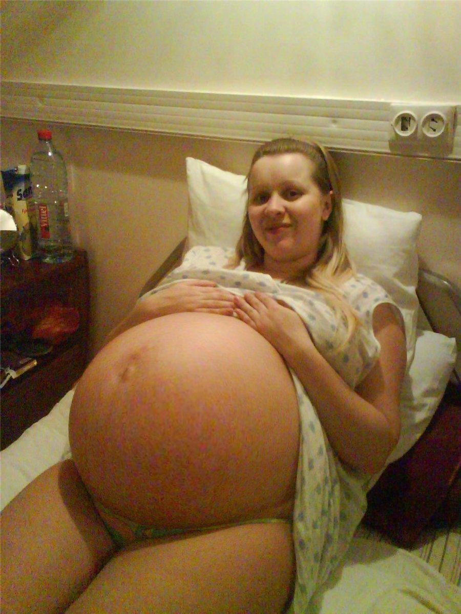 knocked up lady fondles lotion on her belly 1 on pics.alisextube.com