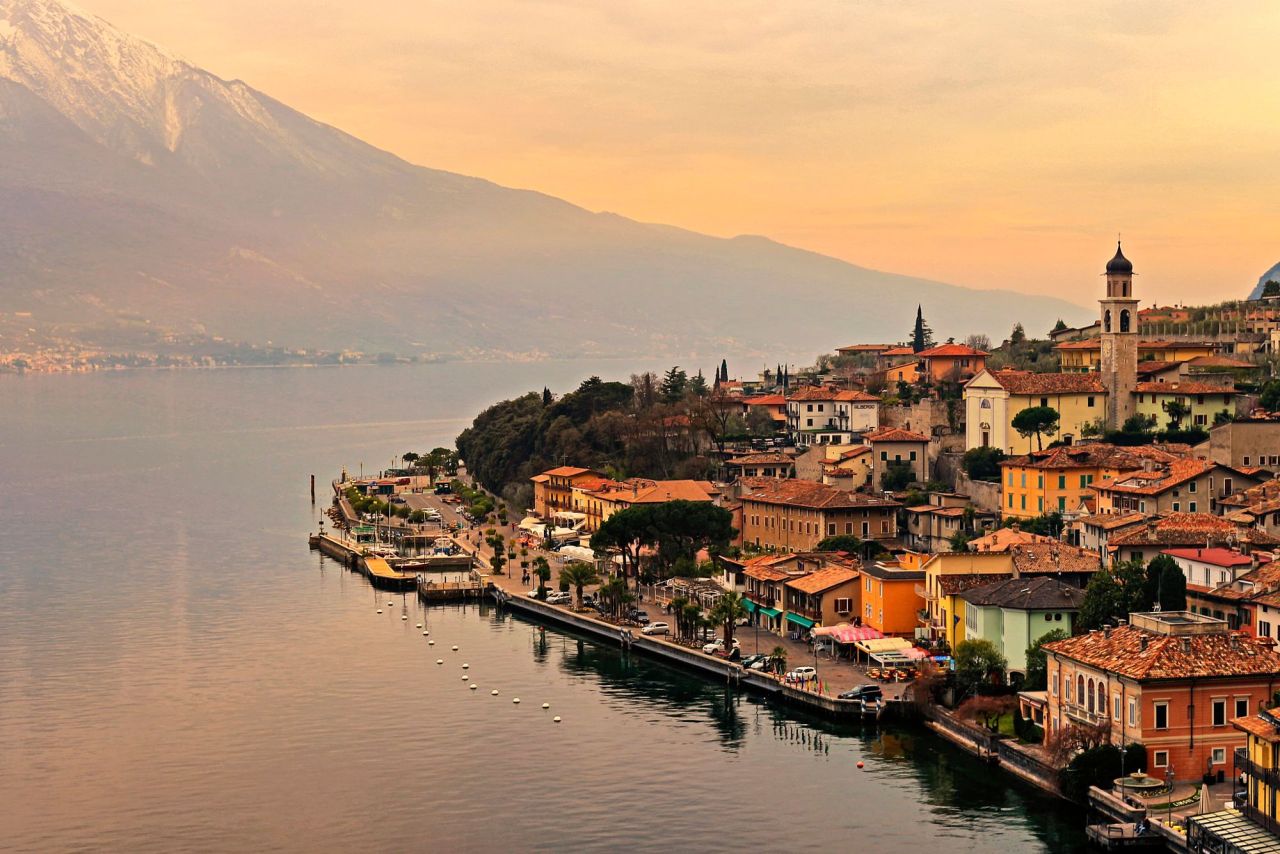 Just italy. Limone sul Garda Италия. Озеро Гарда лимоне-суль-Гарда Италия. Лимоне-суль-Гарда Италия достопримечательности. Лимоне-суль-Гарда Италия ночной.