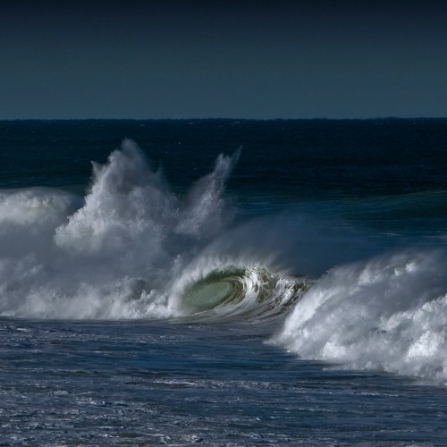 Broken wave (via Julio López Saguar)