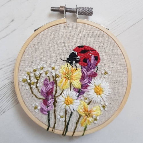 sosuperawesome:Embroidery Hoop Wall ArtLou Stitches on EtsySee...