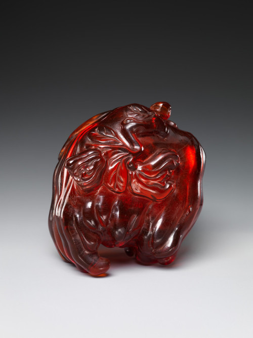 met-asian:清 琥珀佛手形盒|Box in the shape of Buddha’s hand, Asian...