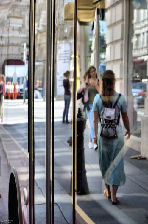 Reflejos en un autobús, Viena. ©Nur Nielfa 2018. All Rights...